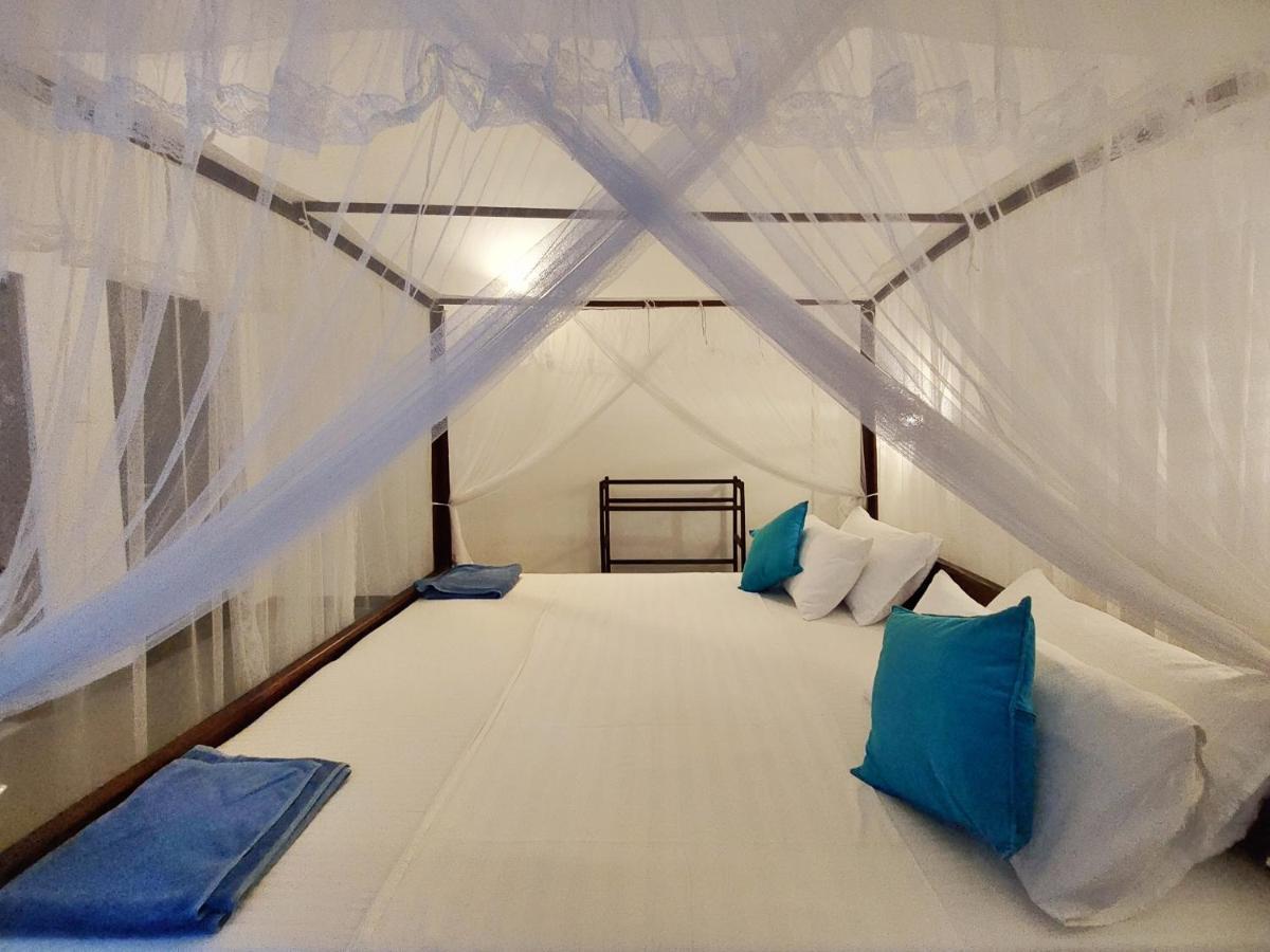 Sweden Inn Guesthouse Хиккадува Экстерьер фото