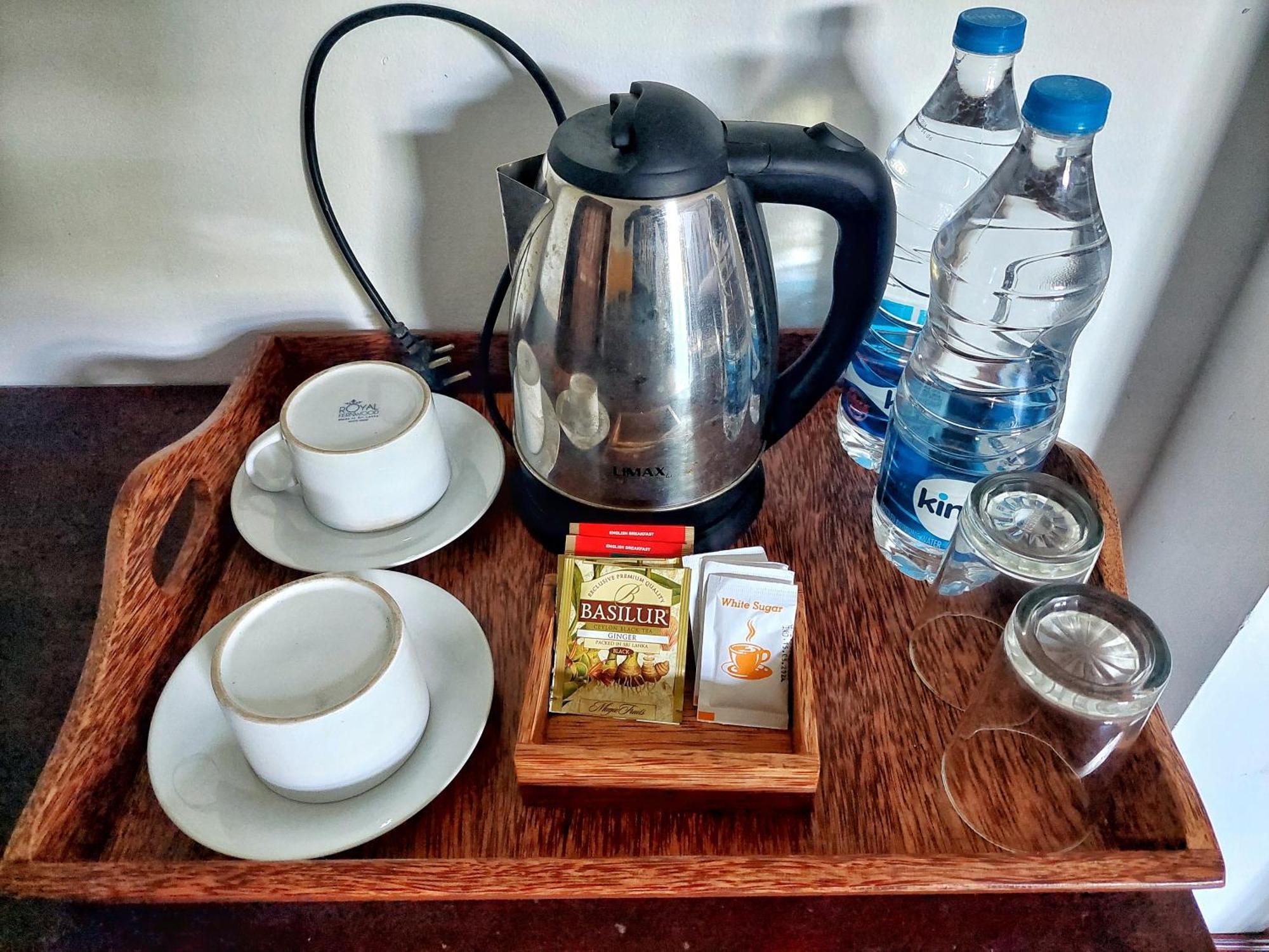 Sweden Inn Guesthouse Хиккадува Экстерьер фото