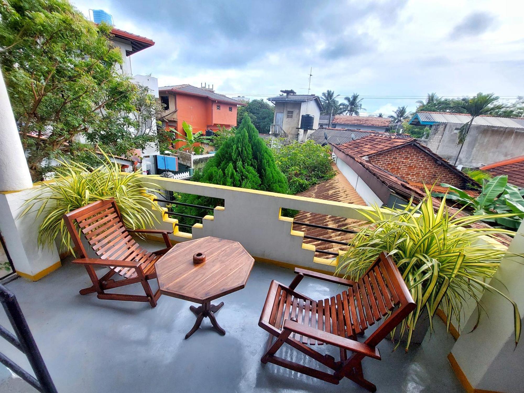Sweden Inn Guesthouse Хиккадува Экстерьер фото