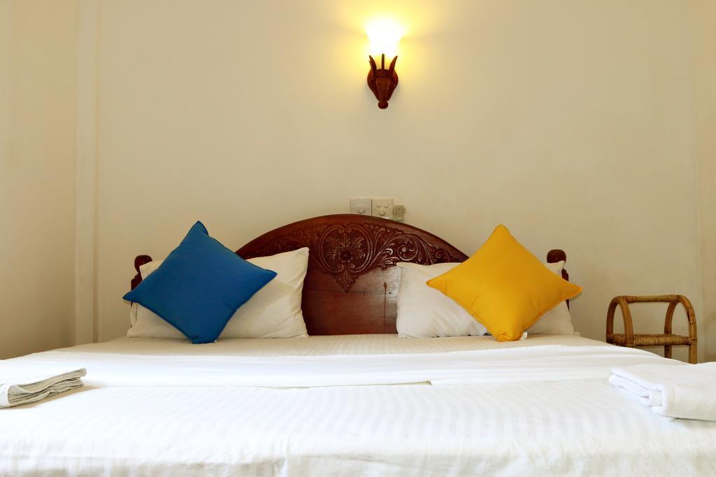 Sweden Inn Guesthouse Хиккадува Экстерьер фото