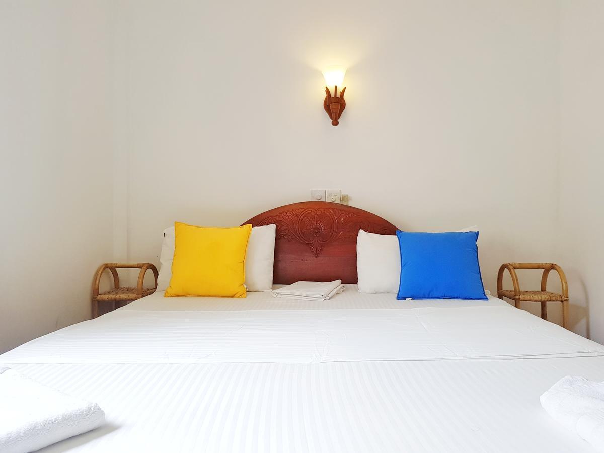 Sweden Inn Guesthouse Хиккадува Экстерьер фото